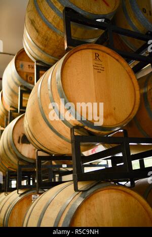 Bier Altern in hölzernen Fässern aus Eichenholz Fässern auf einem Regal im Lager am Bär Republik Brauerei Brauhaus, Healdsburg, California, USA Stockfoto