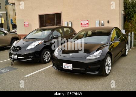 Tesla Modell 3 & Nissan Leaf Plug-in-Elektrofahrzeuge, Elektroautos Ladestation wieder aufgeladen, EV Parkplätze in Healdsburg, CA, USA Stockfoto