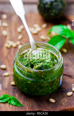 Pesto Sauce im Glas. selektive Fokus Stockfoto