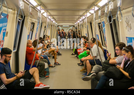 September 16, 2017, Bukarest/Rumänien - Menschen reiten in der Nähe der U-Bahn Stockfoto