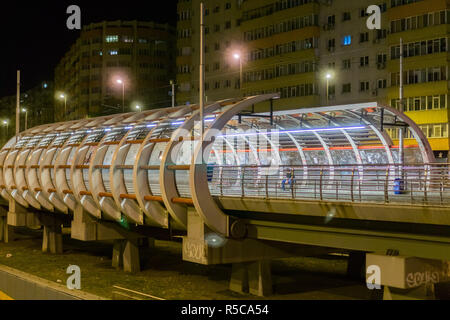 September 16, 2017, Bukarest/Rumänien - Straßenbahn bei Nacht Stockfoto