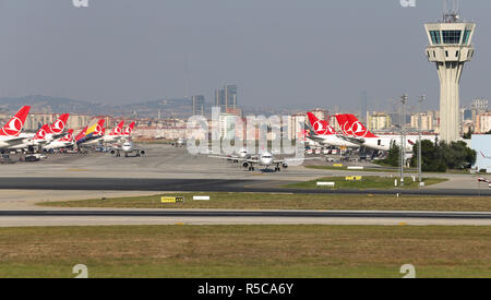 ISTANBUL, Türkei - 05. AUGUST 2018: Flugzeuge in aprone der Flughafen Istanbul Atatürk. Stockfoto