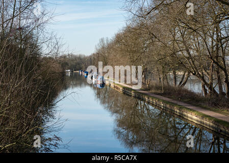 Der Fluss lea towpath in der Nähe von Waltham Abbey in Essex, Großbritannien Stockfoto