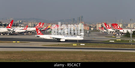 ISTANBUL, Türkei - 05. AUGUST 2018: Flugzeuge in aprone der Flughafen Istanbul Atatürk. Stockfoto