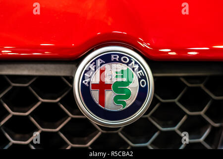 Bukarest, Rumänien - Oktober 19, 2018: Alfa Romeo Logo Zeichen Detailansicht auf Auto Frontgrill Stockfoto