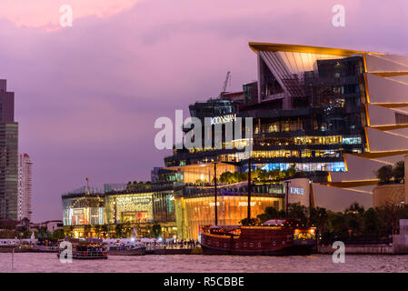 Bangkok, Thailand - 23 Nov, 2018: ICONSIAM Einkaufszentrum mit Wolke am Himmel im Sonnenuntergang Stockfoto