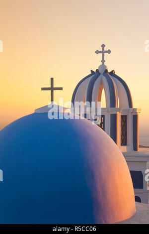Glockentürme der Orthodoxen Kirche mit Blick auf die Caldera in Fira, Santorini (Thira), Kykladen, Griechenland Stockfoto