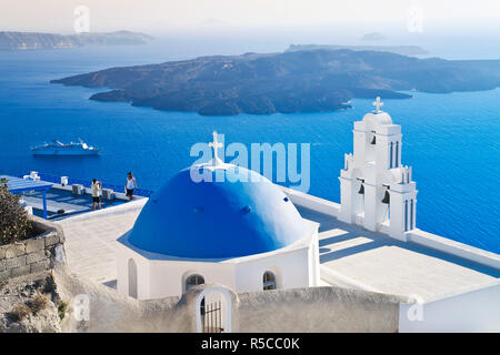 Glockenturm der Orthodoxen Kirche mit Blick auf die Caldera in Fira, Santorini (Thira), Kykladen, Griechenland Stockfoto