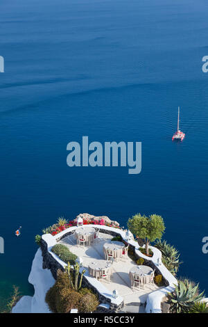 Gastgarten, Oia, Santorini, Kykladen, Griechenland Stockfoto