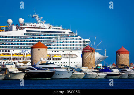 Kreuzfahrtschiff & Luxus Yachten in Mandraki Hafen, Rhodos Stadt, Rhodos, Griechenland Stockfoto