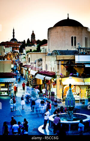 Erhöhten Blick auf Moschee & Altstadt, Rhodos Stadt, Rhodos, Griechenland Stockfoto
