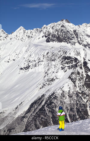 Junge Skifahrer tragen Helm auf Schnee Berge in Nizza Sonne Tag. Kaukasus Berge im Winter, Swaneti Region Georgiens. Stockfoto