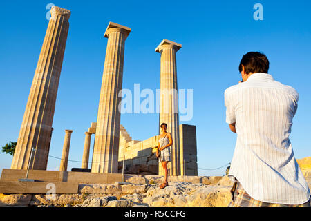 Ein paar Fotos machen, die Akropolis, Rhodos, Lindos, Rhodes, Griechenland, Herr Stockfoto