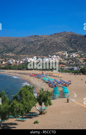 Griechenland, Süden Kretas. Allgemeine Ansicht, Strand und Dorf Paleochora Stockfoto