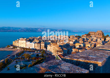 Luftbild von der Festung auf die Stadt mit der alten Festung und St. Spyridon Kirche vor Sonnenuntergang, Kerkyra, Korfu, Griechenland Stockfoto