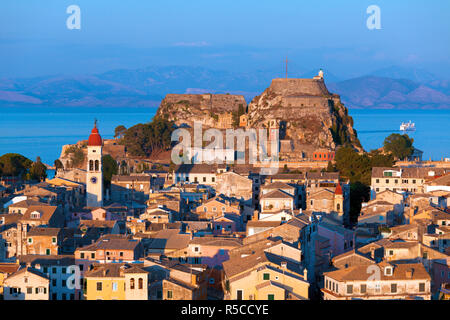 Luftbild von der Festung auf die Stadt mit der alten Festung und St. Spyridon Kirche vor Sonnenuntergang, Kerkyra, Korfu, Griechenland Stockfoto