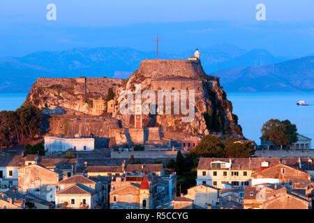 Luftbild von der Festung auf die Stadt mit der alten Festung vor Sonnenuntergang, Kerkyra, Korfu, Griechenland Stockfoto