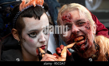 Die Teilnehmer in vollem Make-up und Kostüm an der jährlichen Bristol Zombie Walk - 27. Oktober 2018, Bristol, England Stockfoto