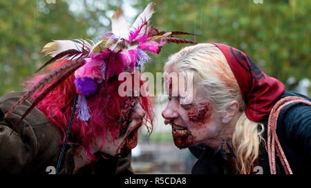 Die Teilnehmer in vollem Make-up und Kostüm an der jährlichen Bristol Zombie Walk - 27. Oktober 2018, Bristol, England Stockfoto
