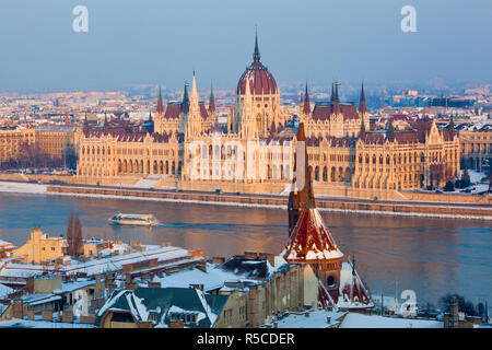 Ungarischen Parlament und der Donau, Budapest, Ungarn Stockfoto