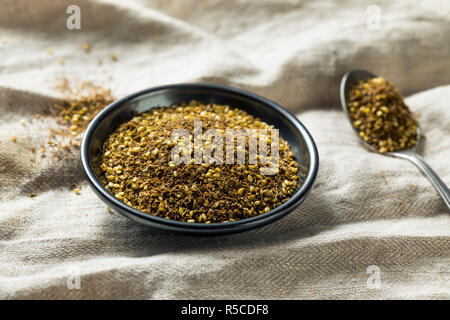 Raw Organic im Nahen und Mittleren Osten Zaatar Gewürze in eine Schüssel geben. Stockfoto