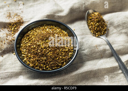 Raw Organic im Nahen und Mittleren Osten Zaatar Gewürze in eine Schüssel geben. Stockfoto