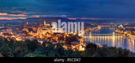 Ungarn, Budapest, Burgviertel, der Königspalast und der Kettenbrücke über die Donau. Stockfoto