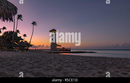 Ein wunderbarer Morgen an der Playa Dominicus. Ein Leuchtturm vor dem Hotel Iberostar Hacienda Dominicus Stockfoto