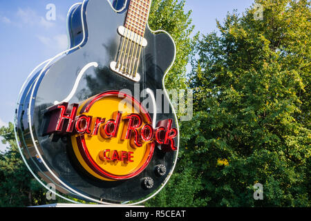 September 19, 2017, Bukarest/Rumänien - Hard Rock Café logo vor dem Eingang des Restaurants in Herastrau Park entfernt Stockfoto