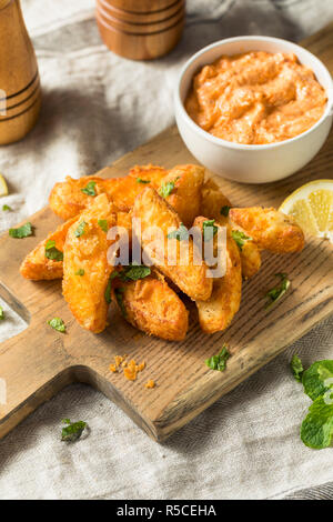 Hausgemachte Frittierte Halloumi Pommes mit Joghurt Dip Stockfoto