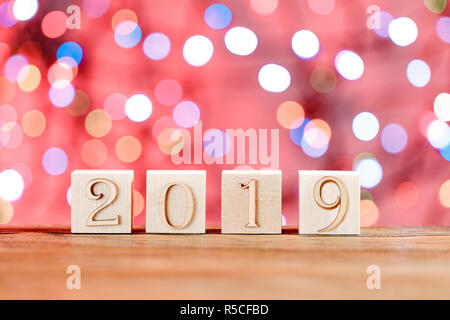 Weihnachten Würfel. Karte bereit. Herzlichen Glückwunsch zum neuen Jahr. Das neue Jahr 2019. Unscharfer Hintergrund. Stockfoto