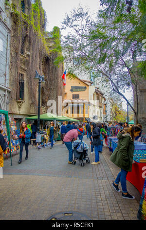 SANTIAGO, CHILE - 14. SEPTEMBER 2018: Touristen zu Fuß in den Straßen der Stadt von Santiago Zentrum Stockfoto