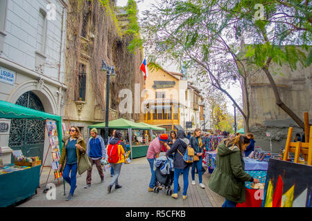 SANTIAGO, CHILE - 14. SEPTEMBER 2018: Touristen zu Fuß in den Straßen der Stadt von Santiago Zentrum Stockfoto