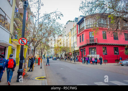 SANTIAGO, CHILE - 14. SEPTEMBER 2018: Touristen zu Fuß in den Straßen der Stadt von Santiago Zentrum Stockfoto