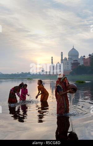 Taj Mahal & sammeln von Wasser am Ufer des Flusses Yamuna, Agra, Indien Stockfoto