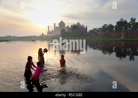 Taj Mahal & sammeln von Wasser am Ufer des Flusses Yamuna, Agra, Indien Stockfoto