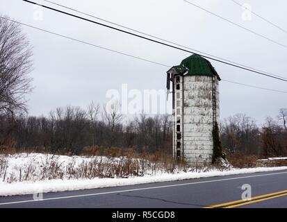 Abgebrochene Silo Stockfoto