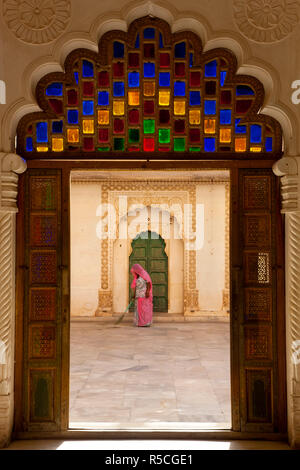 Blick durch Tor von Frau fegen, Meherangarh Fort, Jodhpur, Rajasthan, Indien Stockfoto