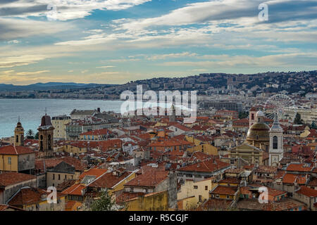 Luftaufnahme über dem alten Dorf (Vielle Ville) in Nizza Frankreich Stockfoto