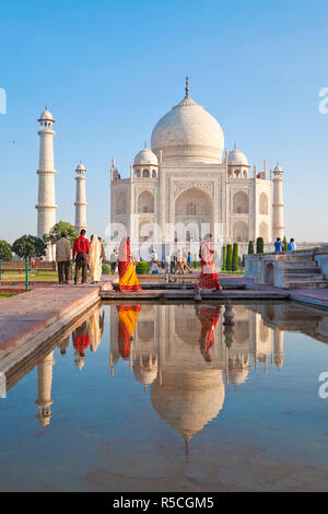 Taj Mahal, UNESCO-Weltkulturerbe, Frauen in bunten Saris, Agra, Uttar Pradesh, Indien, (MR) Stockfoto