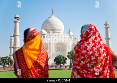 Taj Mahal, UNESCO-Weltkulturerbe, Frauen in bunten Saris, Agra, Uttar Pradesh, Indien, (MR) Stockfoto
