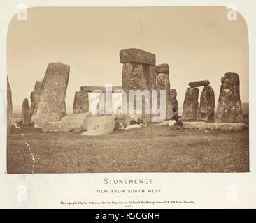 Stonehenge. Pläne und Fotos von Stonehenge, und der Turusa. Southampton, 1867. Stonehenge. Ansicht von Süden nach Westen. Bild von den Plänen und Fotografien von Stonehenge und der Turusachan auf der Insel Lewis; mit Anmerkungen in Bezug auf die Druiden, usw... Ursprünglich veröffentlicht in Southampton, 1867 produziert. . Quelle:10351.i.2, Platte 10. Sprache: Englisch. Stockfoto