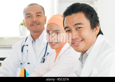 Happy Südostasiatischen Ärzten Stockfoto