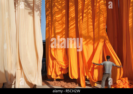 Neu gefärbten Stoff aufgehängt werden, um trockene, Sari Textilfabrik, Rajasthan, Indien, (MR/PR) Stockfoto