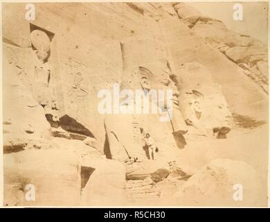 Tempel von Ramses II. Fotografische Ansichten in Ägypten (Nubien), durch [Jam. Glenalla, 1862. Tempel von Ramses II, Abu Simble. Bild aufgenommen von fotografischen Ansichten in Ägypten (Nubien), durch [James Douglas, M.D., und James Douglas, LL.D.,] im Winter, 1860-1. [Mit beschreibenden Buchdruck.]. Ursprünglich veröffentlicht in Glenalla, 1862 produziert. . Quelle: 1786.b33, gegenüber 34. Stockfoto