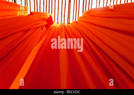 Neu Stoff hängen von Bambusstangen zu trocknen gefärbt, Sari Textilfabrik, Rajasthan, Indien, (PR) Stockfoto