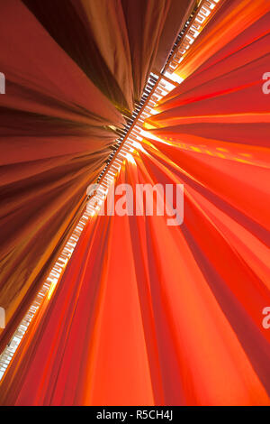 Neu Stoff hängen von Bambusstangen zu trocknen gefärbt, Sari Textilfabrik, Rajasthan, Indien, (PR) Stockfoto