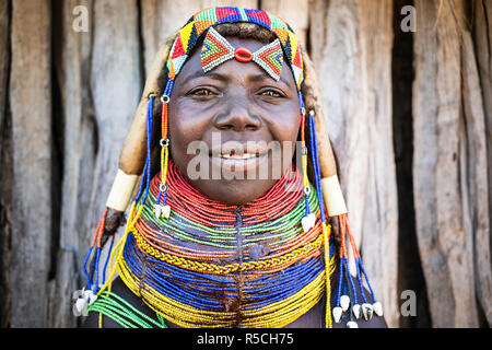 Porträt einer Muila Frau mit traditionellen Ornamenten und Frisur. Stockfoto