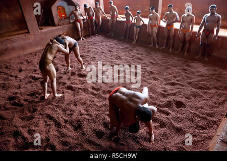Kushti, traditionellen indischen Ringkampf, Ringer, Ausbildung, Kolhapur, Maharashtra, Indien Stockfoto