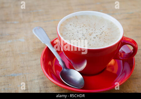 Rot Tasse Kaffee oder Cappuccino und Rose auf Holz- rustikalen Tisch von oben, Frühstück am Muttertag, Tag der Frauen oder Valentines Tag Stockfoto